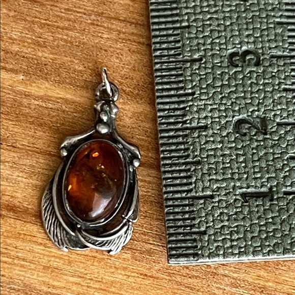 Elegant Sterling Silver and Amber Pendant - Picture 6 of 6